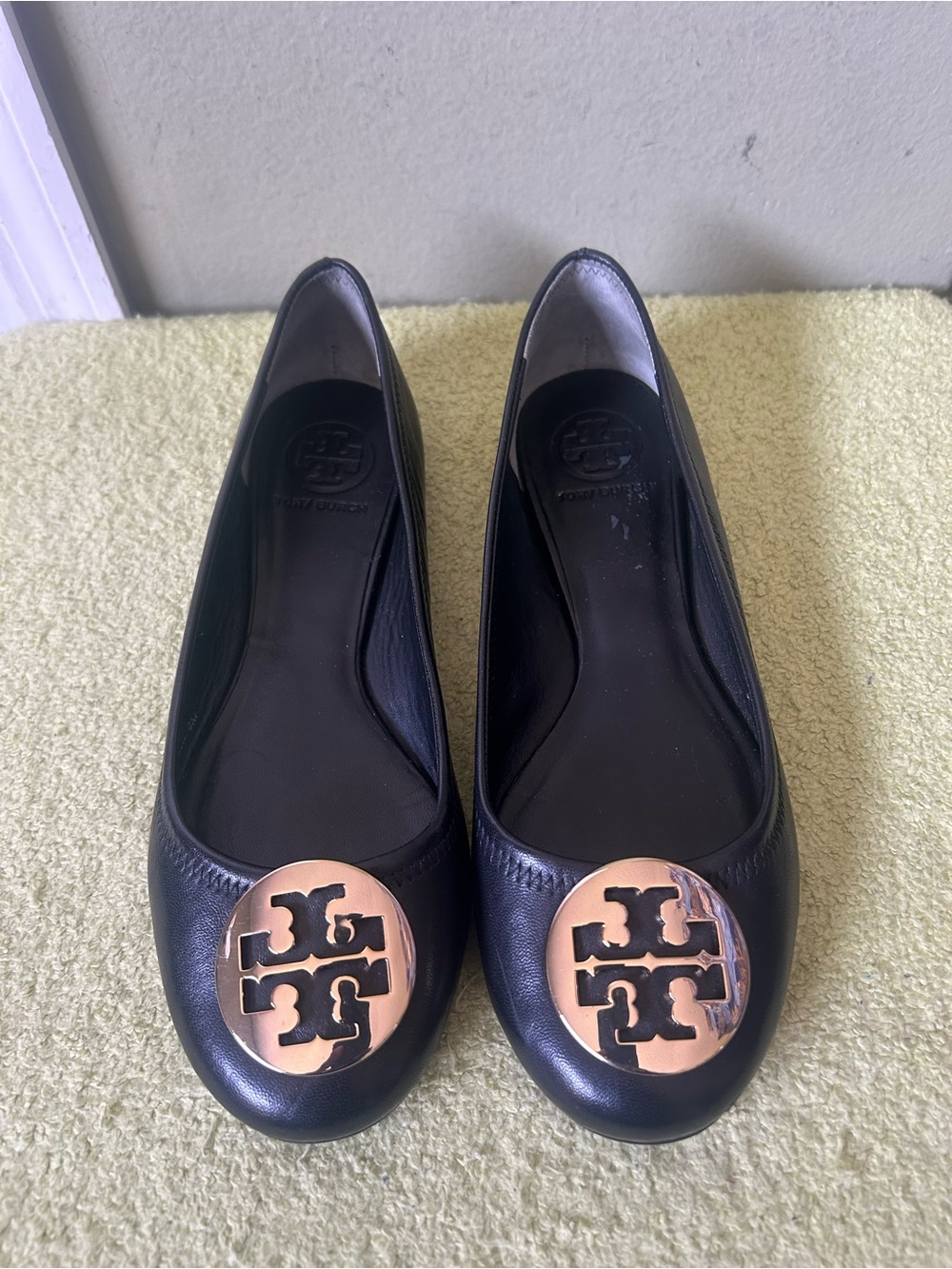 Like New Tory Burch Reva Black Leather Ballet Flats with Gold Logo Sz 8